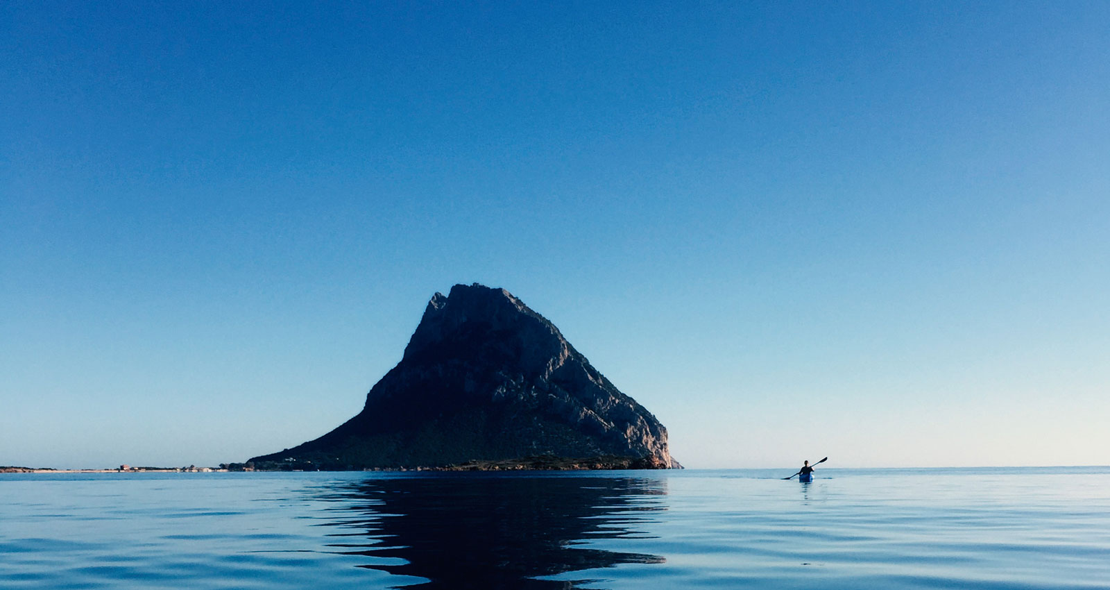 In kayak da Porto Taverna vista Tavolara
