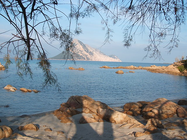Vista dalla spiaggia di Porto Taverna