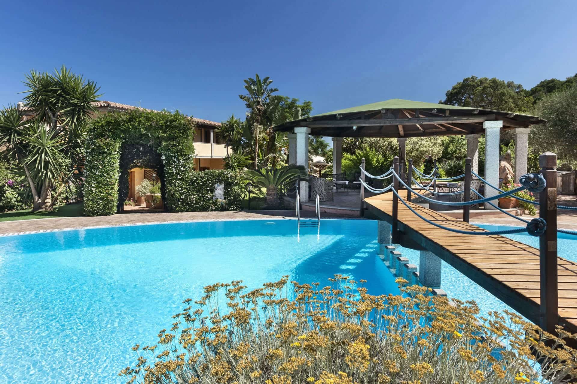 the swimming pool of the Relais Fenicottero Rosa Hotel